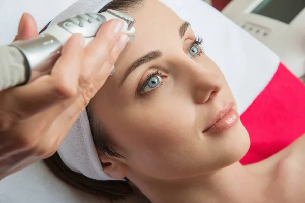 Verjüngende Gesichtsbehandlung Model Bekommt Lifting Therapie Massage Einem Beauty Spa — Stockfoto