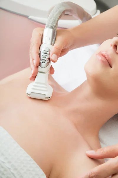 Verjüngende Gesichtsbehandlung Model Bekommt Lifting Therapie Massage Einem Beauty Spa — Stockfoto