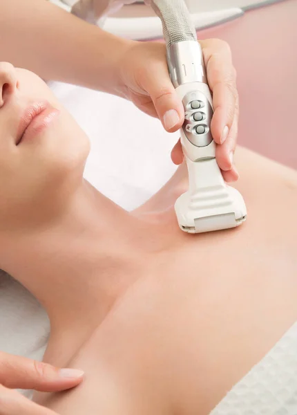 Verjüngende Gesichtsbehandlung Model Bekommt Lifting Therapie Massage Einem Beauty Spa — Stockfoto