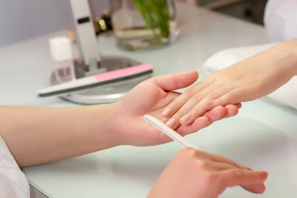 Kobiece Dłonie Salonie Manicure Wypełnianie Paznokci Zbliżenie Wybiórcze Skupienie — Zdjęcie stockowe