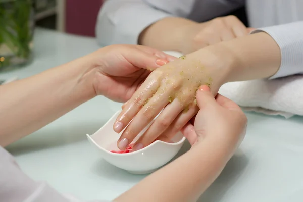 Vrouw Handen Een Nagelsalon Ontvangen Een Hand Scrub Peeling Door — Stockfoto