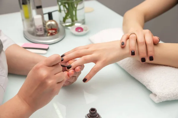 Kobiece Dłonie Salonie Manicure Zbliżenie Wybiórcze Skupienie — Zdjęcie stockowe