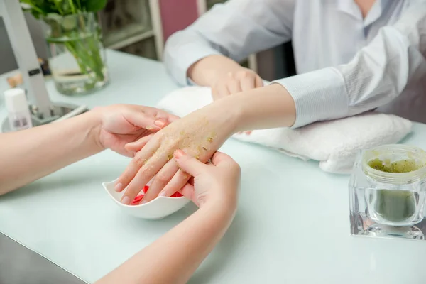 Frauenhände Einem Nagelstudio Erhalten Von Einer Kosmetikerin Ein Handpeeling Spa — Stockfoto