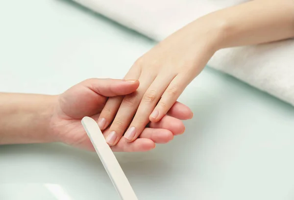 マニキュアを受けたネイルサロンで女性の手 爪切り 閉じる 選択的フォーカス — ストック写真