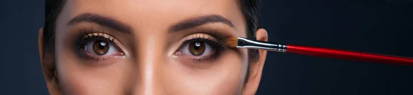 Close Olhos Fumegantes Coloridos Com Escova Cosmética Maquiagem Profissional Com — Fotografia de Stock