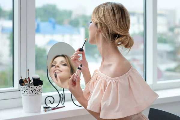 Mujer Joven Está Aplicando Maquillaje Brillo Labios Frente Ventana Modelo — Foto de Stock