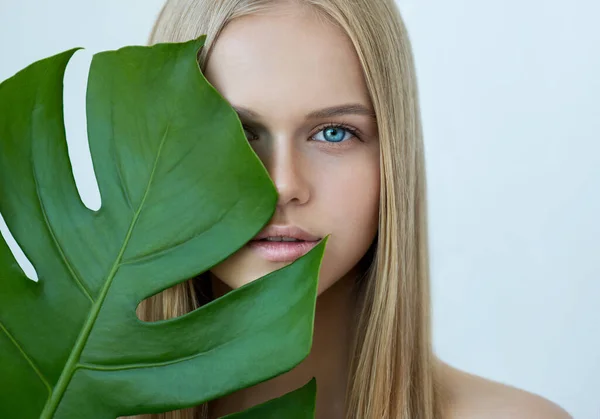 Młoda Piękna Uśmiechnięta Blondynka Modelka Naturalnym Makijażem Zielonym Liściem Spa — Zdjęcie stockowe