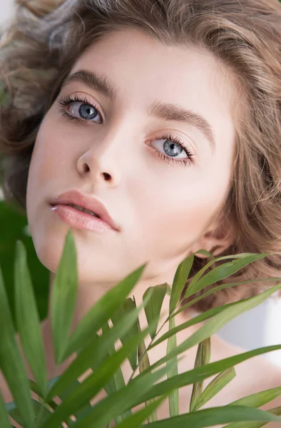 Vacker Ung Kvinna Med Perfekt Hud Och Naturlig Make Tonårsmodell — Stockfoto