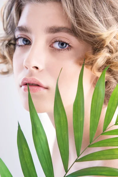 Piękna Młoda Kobieta Idealną Cerą Naturalnym Makijażem Nastoletni Model Zielonymi — Zdjęcie stockowe