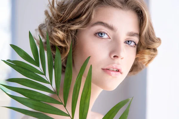 Gyönyörű Fiatal Tökéletes Bőrrel Természetes Sminkkel Tini Modell Zöld Levelekkel — Stock Fotó