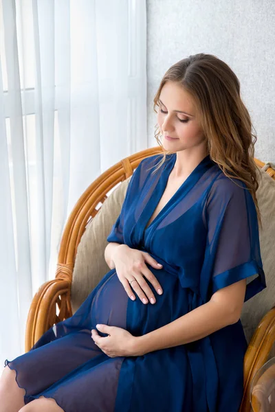 Donna Incinta Siede Davanti Alla Finestra Toccando Pancia Gravidanza Famiglia — Foto Stock