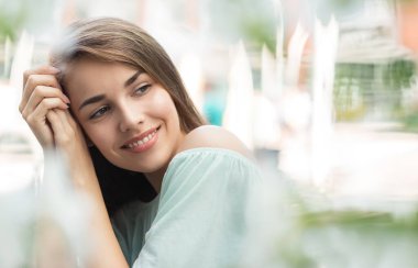 Doğal makyajla gülümseyen güzel bir model ve dışarıda gülümseyen uzun kirpikleri var. Copyspace Açık Alan 'da genç ve güzel bir bayan öğrenci. 