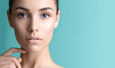 Temiz ciltli güzel bir genç kadın. Doğal çıplak makyajlı ve uzun kirpikli güzellik modeli portresi. Spa, cilt bakımı ve sağlık. Kapat, arkaplan, kopyala. 