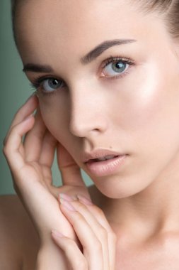 Temiz ciltli güzel bir genç kadın. Doğal çıplak makyajlı, manikürlü, dokunaklı el ve güzellik modeli portresi. Spa, cilt bakımı ve sağlık. Kapat, arkaplan, kopyala.