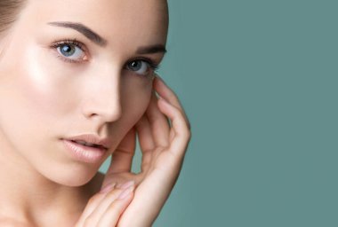 Temiz ciltli güzel bir genç kadın. Doğal çıplak makyajlı ve uzun kirpikli güzellik modeli portresi. Gençlik ve cilt bakımı konsepti. Spa, cilt bakımı ve sağlık. Profesyonel makyaj. Kapat.