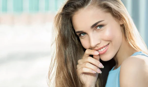 Bellezza Sorridente Modello Felice Con Trucco Naturale Ciglia Lunghe Sorride — Foto Stock