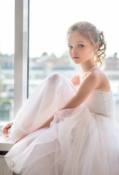 Portret Uroczej Baletnicy Białej Sukience Siedzi Oknie Dziewczynka Studiuje Balet — Zdjęcie stockowe