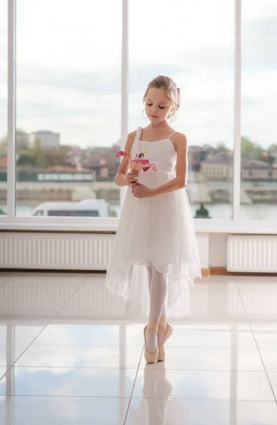 Bailarina Bonito Pouco Traje Balé Branco Sapatos Pontiagudos Com Está — Fotografia de Stock