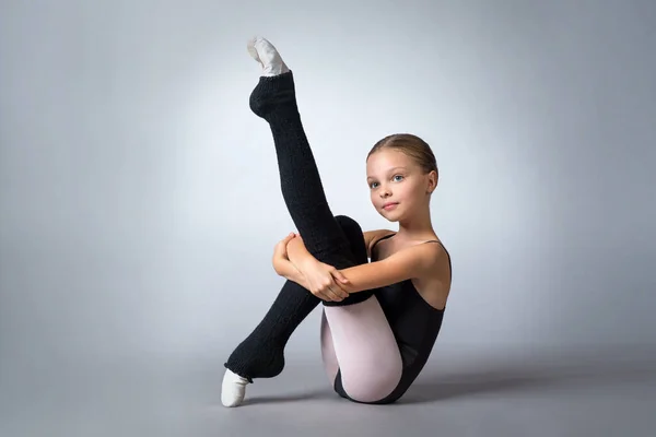 Petite Adorable Ballerine Enfant Pose Studio Jeune Fille Ballet — Photo