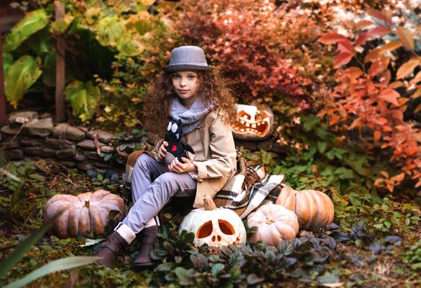 美丽的小女孩在秋天的公园里带着南瓜 孩子们的季节性肖像 万圣节及秋季 — 图库照片