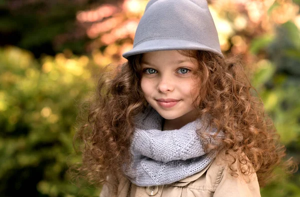 Retrato Niña Linda Sonriente Sombrero Gato Divertido Con Pelo Largo — Foto de Stock