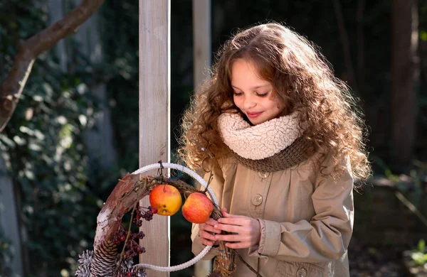 Ritratto Bambina Carina Sorridente Con Lunghi Capelli Ricci Elegante Cappotto — Foto Stock