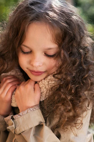 Bahçede Parkta Gezen Uzun Kıvırcık Saçlı Hoş Sevimli Bir Kızın — Stok fotoğraf
