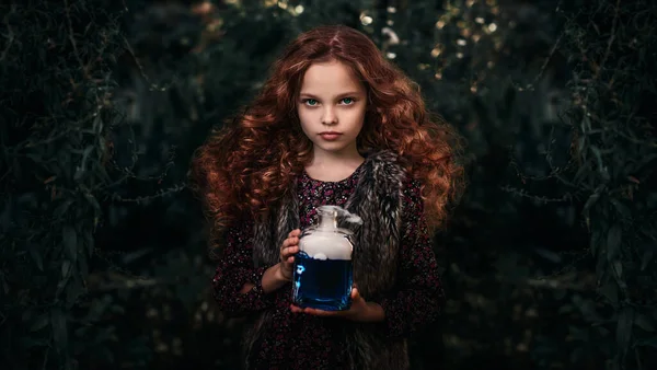 Маленькая Ведьма Бутылкой Синего Дымящегося Зелья Украшенном Саду Красивая Девочка — стоковое фото