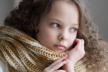 Üzgün küçük kız yalnız oturur. Portreyi kapat. Depresyon, yalnızlık, stres veya yorgunluk konsepti.