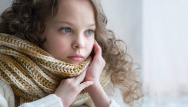 Üzgün küçük kız yalnız oturur. Portreyi kapat. Depresyon, yalnızlık, stres veya yorgunluk konsepti.