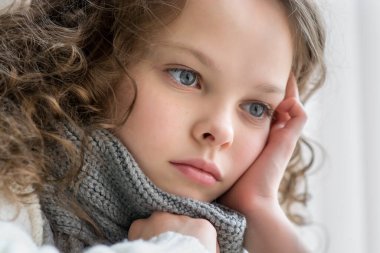 Üzgün küçük kız yalnız oturur. Portreyi kapat. Depresyon, yalnızlık, stres veya yorgunluk konsepti.