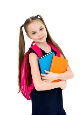 Elinde kitap tutan mutlu, güler yüzlü, okul üniformalı kız çocuğu. Yüzünde beyaz bir ifade olan liseli kız. Eğitim kavramı, okuma, okula dönüş..