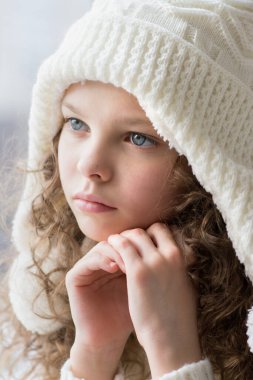 Üzgün küçük kız yalnız oturur. Portreyi kapat. Depresyon, yalnızlık, stres veya yorgunluk konsepti.