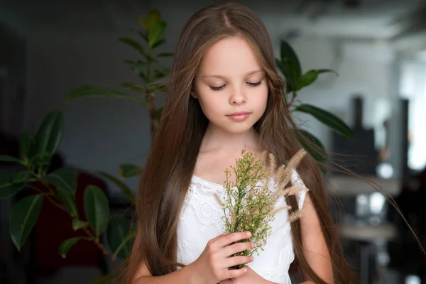 Portrait Belle Petite Fille Avec Branches Champs Fleurs Herbes Expression — Photo