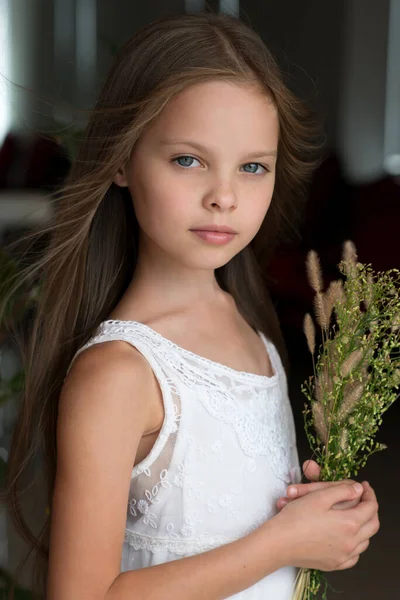 Retrato Menina Bonita Com Ramo Campo Flores Gramíneas Expressão Facial — Fotografia de Stock