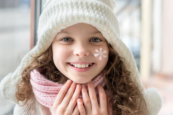 Menina Bonito Com Creme Cara Proteção Pele Conceito Frio Retrato — Fotografia de Stock