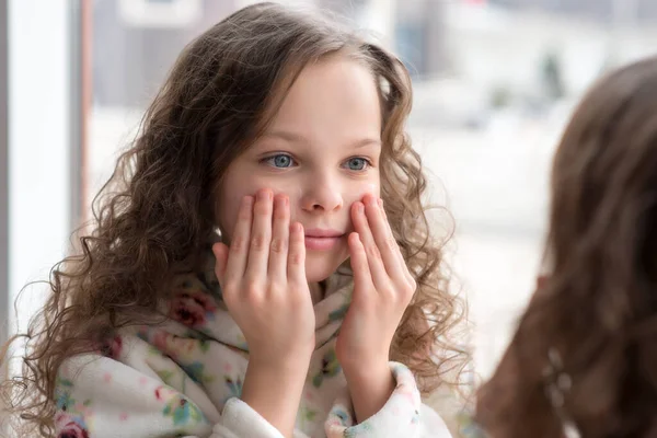 Portret Van Een Mooi Klein Meisje Dat Geniet Van Huidverzorgingsprocedures — Stockfoto