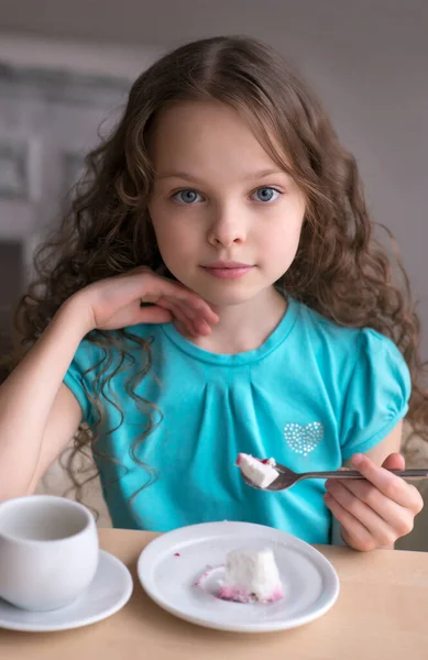 Cute Smiling Little Girl Sitting Dinner Table Eating Cake Kid — Stock Photo, Image