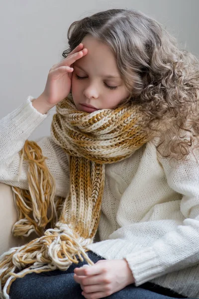 Smutna Dziewczynka Siedzi Sama Alergia Choroba Depresja Stres Lub Zmęczenie — Zdjęcie stockowe