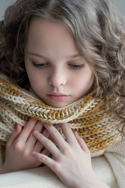 Smutna Dziewczynka Siedzi Sama Alergia Choroba Depresja Stres Lub Zmęczenie — Zdjęcie stockowe