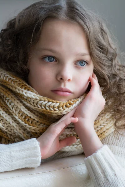 Smutna Dziewczynka Siedzi Sama Zamknij Portret Depresja Samotność Stres Lub — Zdjęcie stockowe