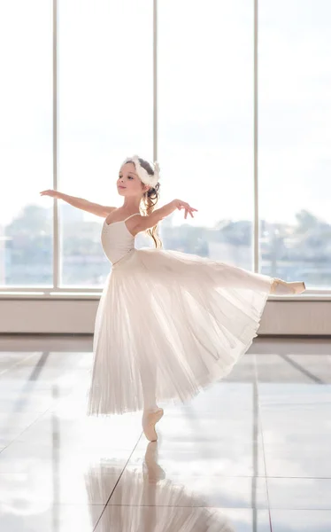 Niedliche Kleine Ballerina Weißem Ballettkostüm Und Spitzenschuhen Tanzt Mit Raum — Stockfoto