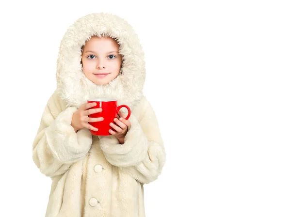 Χαμογελαστό Κοριτσάκι Χειμωνιάτικα Ρούχα Ένα Κόκκινο Φλιτζάνι Ζεστό Ρόφημα Φωτεινό — Φωτογραφία Αρχείου