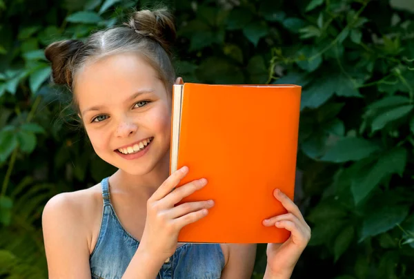 Joyeux Enfant Fille Mignonne Uniforme Scolaire Tenant Des Livres Écolière — Photo