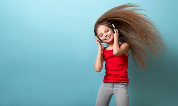 Маленькая Веселая Девочка Длинными Волосами Серых Наушниках Слушает Музыку Танцует — стоковое фото