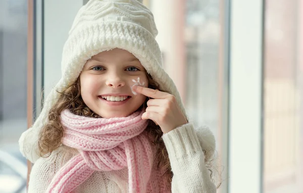 Χαριτωμένο Κοριτσάκι Που Βάζει Κρέμα Προστασίας Στο Πρόσωπό Της Χειμερινή — Φωτογραφία Αρχείου