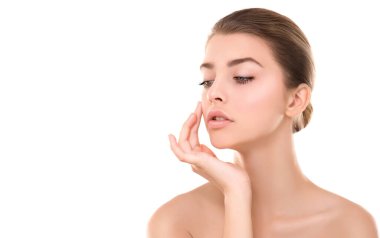 Temiz ciltli güzel bir genç kadın. Doğal çıplak makyajlı ve uzun kirpikli güzellik modeli portresi. Spa, cilt bakımı ve sağlık. Kapat, arkaplan, kopyala.