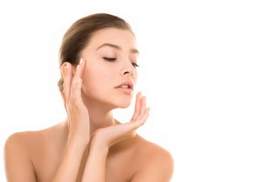 Temiz ciltli güzel bir genç kadın. Doğal çıplak makyajlı ve uzun kirpikli güzellik modeli portresi. Spa, cilt bakımı ve sağlık. Kapat, arkaplan, kopyala.