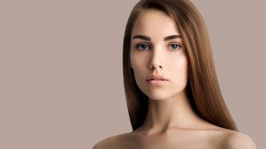 Temiz ciltli ve eli manikürlü, dokunaklı, güzel bir genç kadın. Doğal çıplak makyajlı güzellik modeli portresi. Spa, cilt bakımı ve sağlık. Kapat, arkaplan, kopyala.