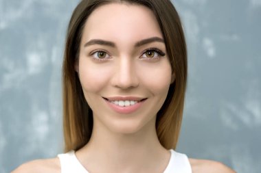 Kirpik uzatma prosedürü. Taze derisi ve uzun kirpikleri olan güzellik mankeni. Slincare, Spa ve Sağlık. Makyaj, Saç ve Kırbaç. Kapat..